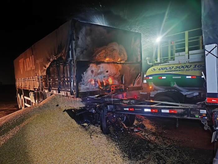 Carreta Pega Fogo Na Br Em Sinop E Moradores Apagam S Not Cias