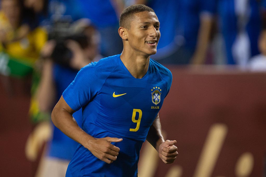 Richarlison se destaca entre os titulares da Seleção Brasileira como o 9 de  Tite