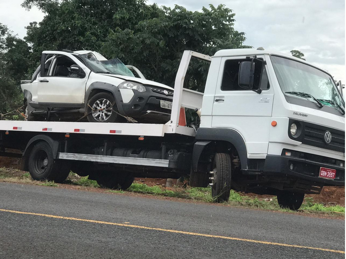 Casal morre em acidente após motorista bater em árvore e carro se partir ao  meio em rodovia de MT, Mato Grosso