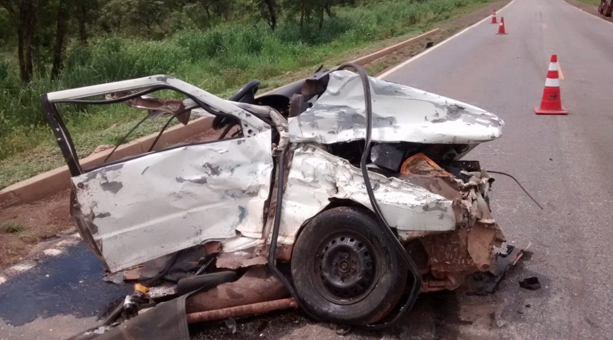 Carro Se Parte Ao Meio Em Acidente Com Carreta No Médio Norte; Um Morto ...