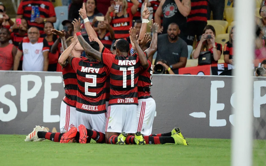 Fluminense vence o Flamengo em jogo com expulsões e confusão no fim