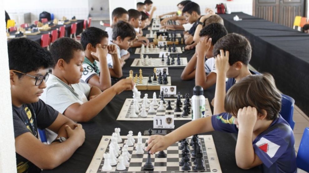 Equipes de xadrez de escolas públicas disputam campeonato absoluto
