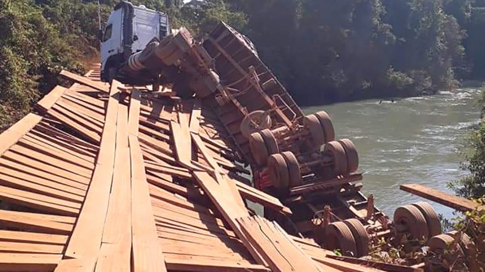 Ponte cede e vagões de bitrem ficam ‘pendurados’ em Nova Mutum; assista