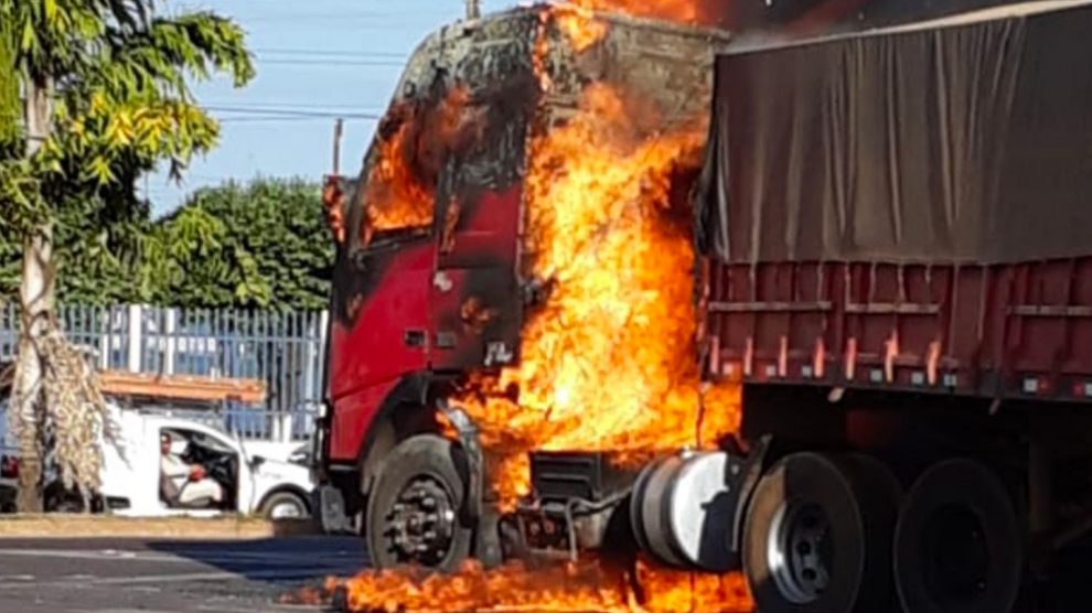 Carreta carregada com milho pega fogo na rodovia em Sinop; bombeiros acabam com 