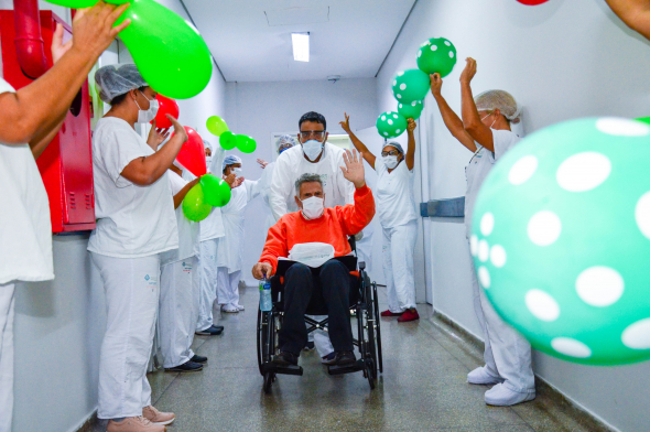 Caminhoneiro é aplaudido por funcionários de hospital em MT após ...