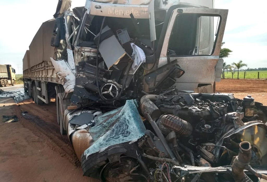 E a BR-251 está mais uma vez fechada ao tráfego de veículos, e  provavelmente até o fim da tarde deste domingo. Carreta com etanol tombou  no km 350, além de Francisco Sá