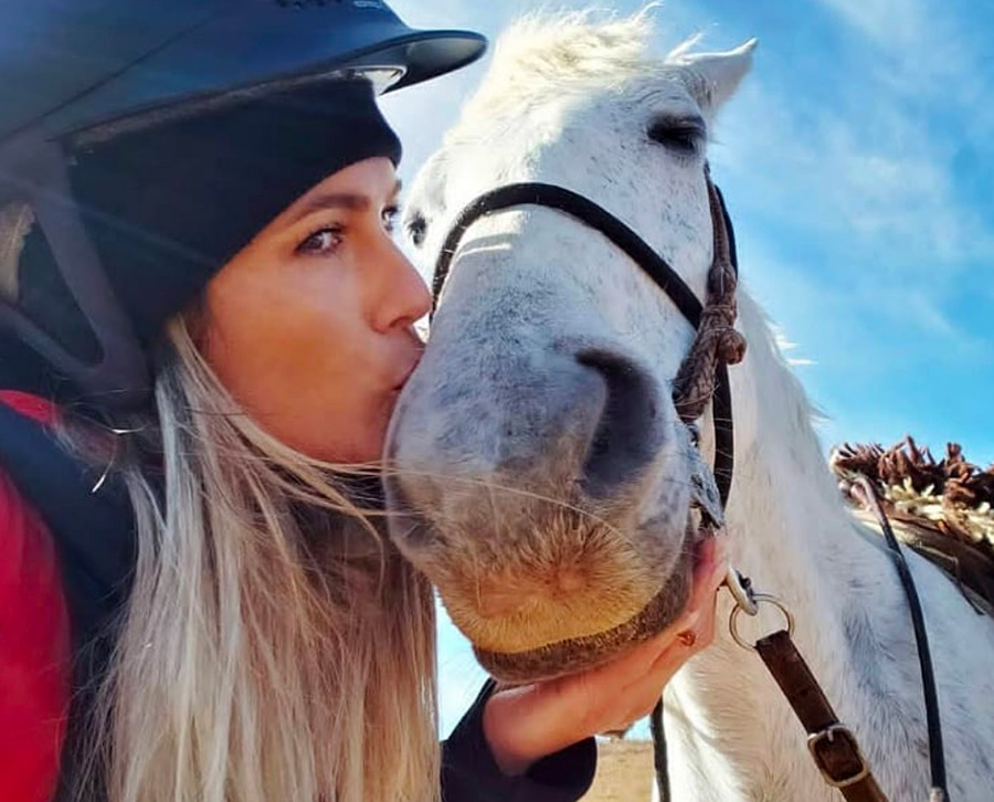 Lívia Andrade se diverte andando a cavalo | Só Notícias