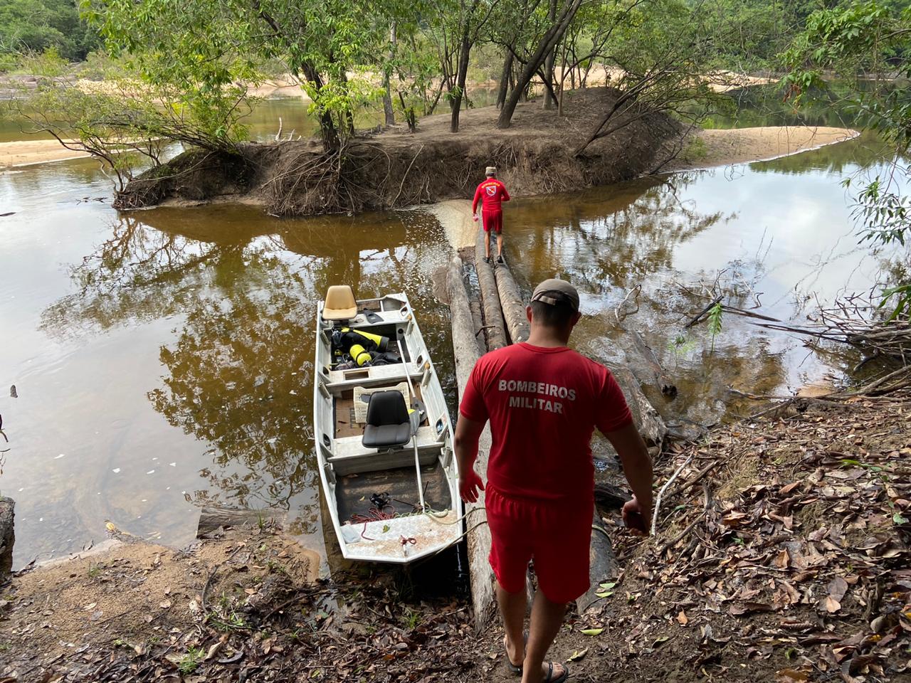 Bombeiros resgatam homem que afundou em areia movediça