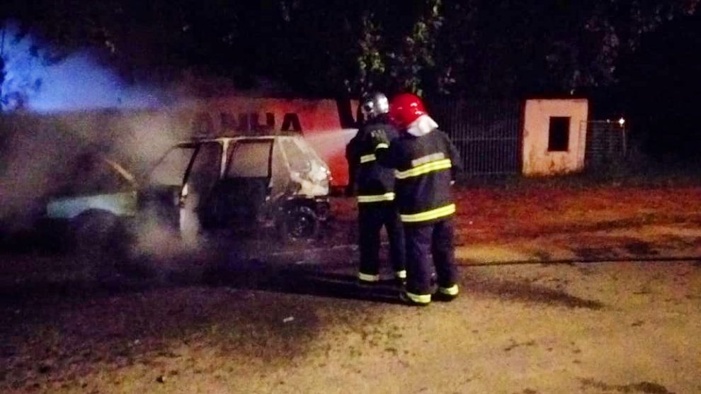 Carro é destruído pelo fogo no Nortão; ninguém ficou ferido