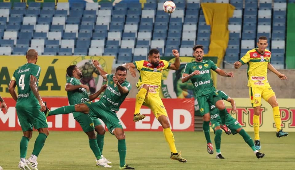 Em jogo maluco de duas viradas e dez gols, Bahia derrota o Goiás pelo  Brasileirão