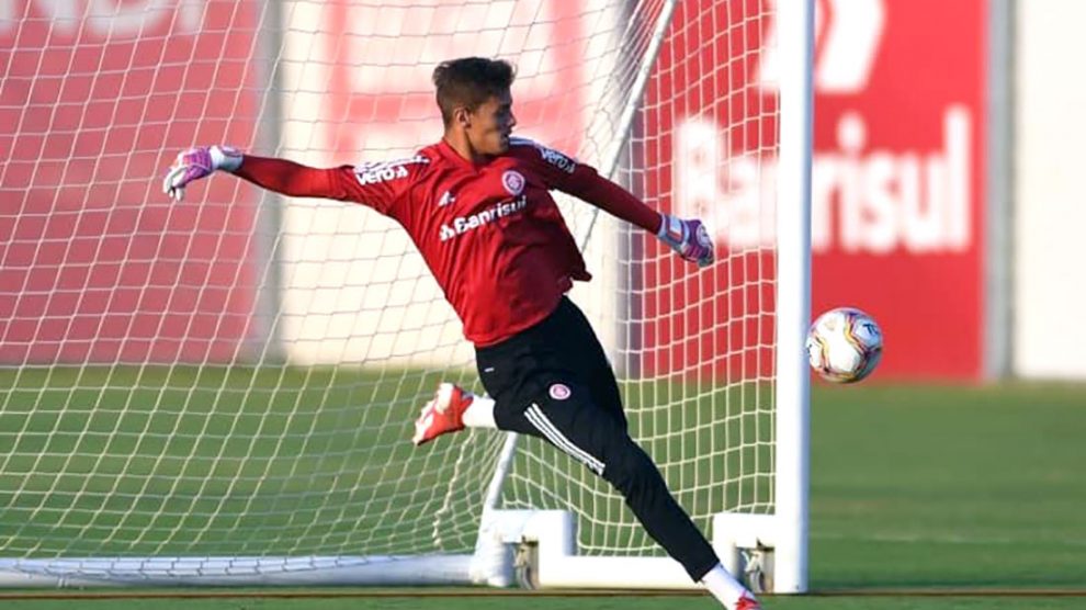 Jovem goleiro Lucas Wingert assina contrato com o Juventude