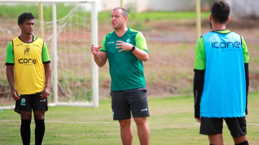 Neymar presenteia Mauro Mendes com camisa; Brasil joga hoje contra