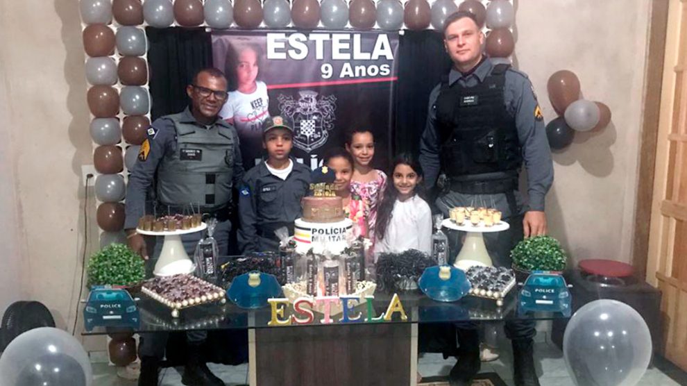 Menina de 10 anos recebe visita de policiais militares em seu