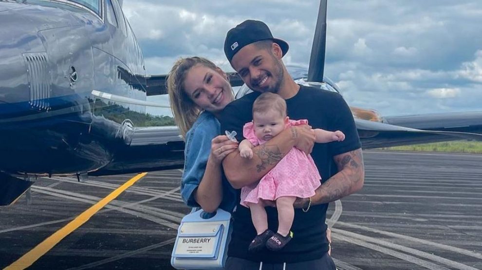 Kelly Key deixa Angola e posa em avião com a família