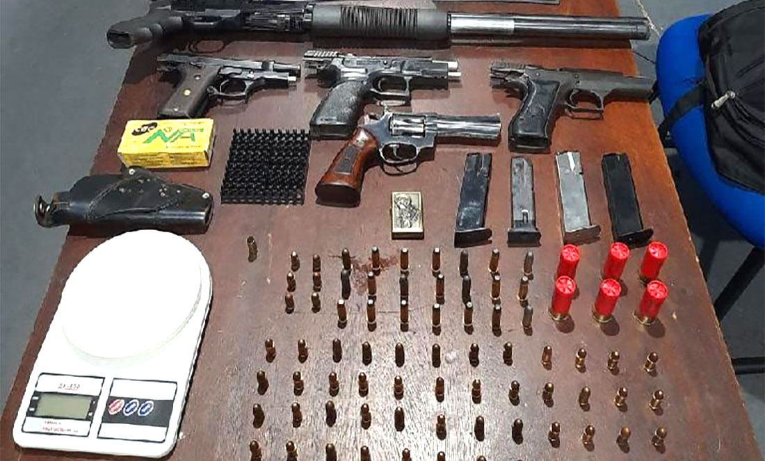 Arsenal: 5 armas e quase 6.500 munições são apreendidas em casa no Paraná -  RIC Mais