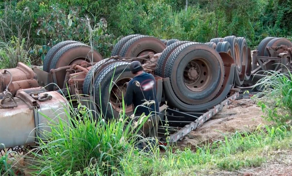 Revoltado, madeireiro quebra viaturas da fiscalização com picareta, em  Colniza no MT - ROLNEWS