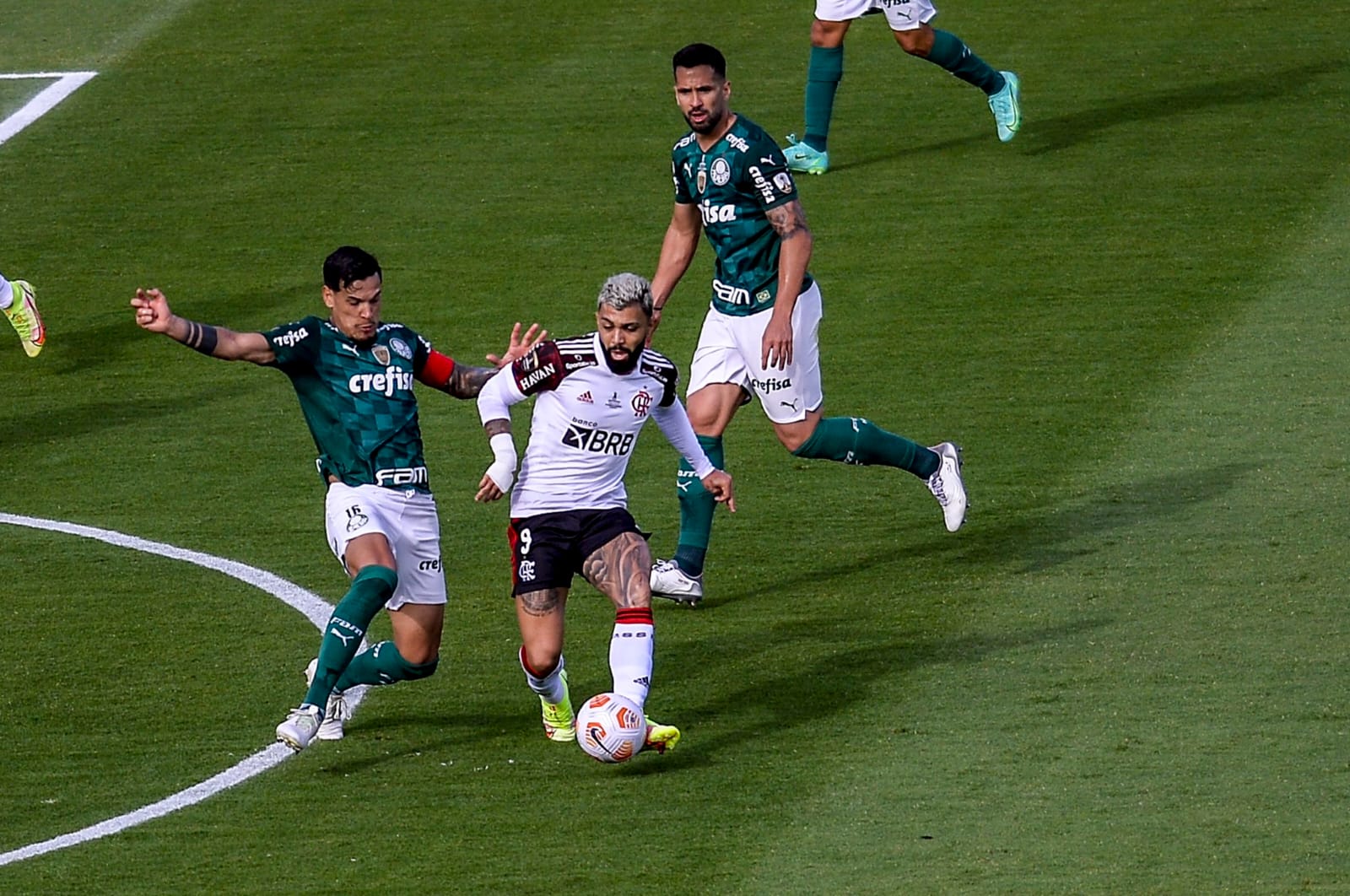 Palmeiras vence Flamengo com Deyverson herói na prorrogação e é