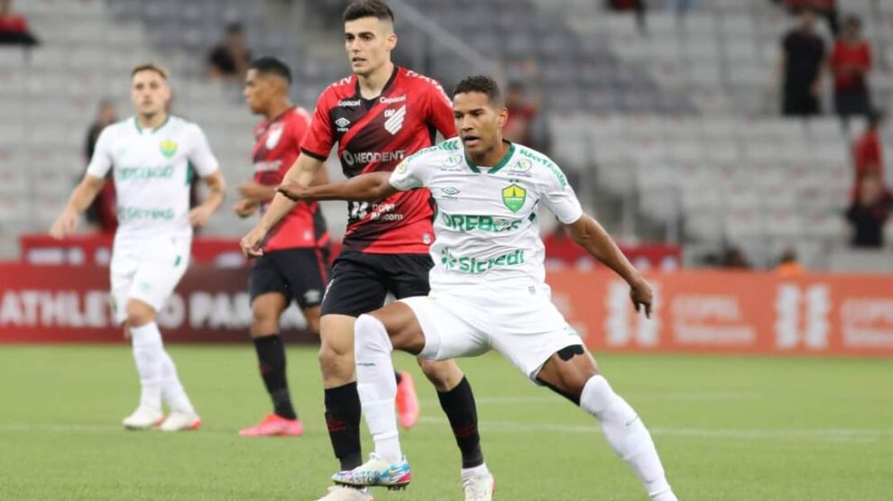 Goiás vence Coritiba e respira na luta contra o rebaixamento no