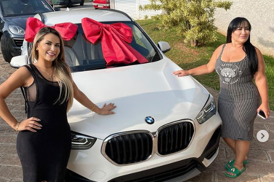 Deolane Bezerra presenteia a mãe com carro de luxo avaliado em R$ 288 mil - Foto: Reprodução