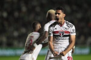 Corinthians sai atrás após gol-relâmpago e busca empate com a