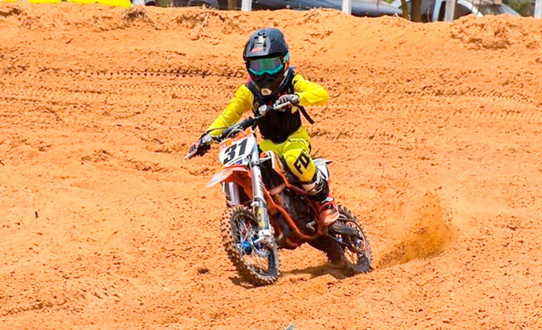 Aos 8 anos, moradora de Cianorte acumula vitórias e faz sucesso no motocross