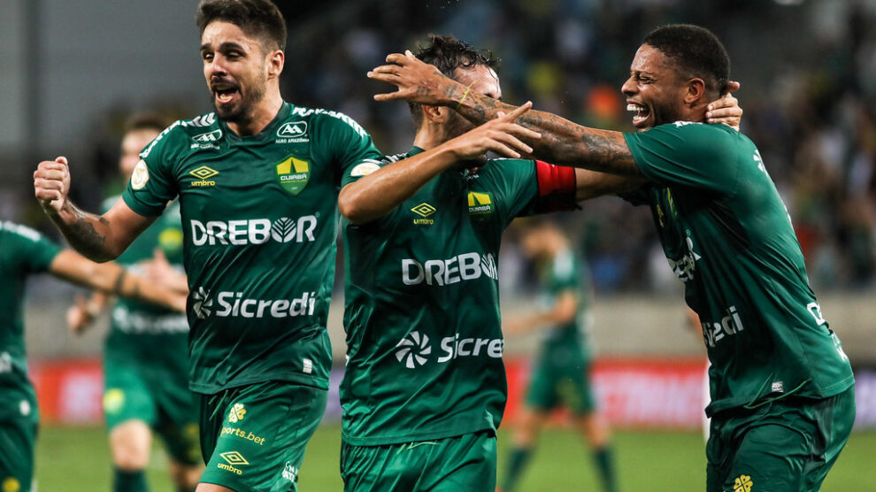 Bragantino vira sobre o Bahia e estreia com vitória no Brasileirão