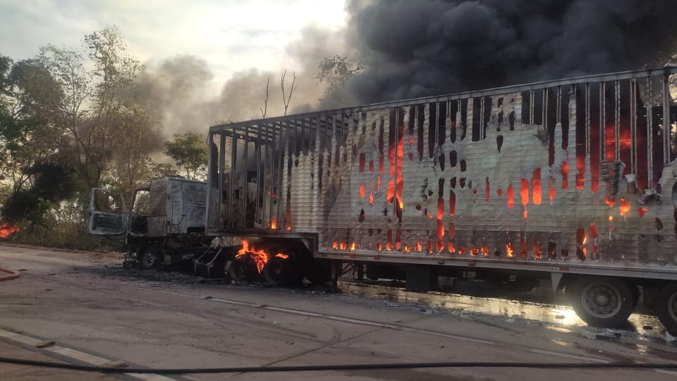 Incêndio destrói carreta em estacionamento de fazenda em Cariri do