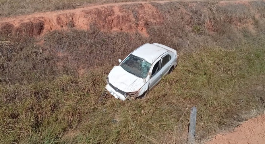 Condutor Tenta Ultrapassagem Sai Da Pista E Carro Capota Em Rodovia No