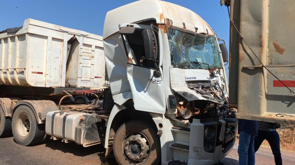 BR-251, perto de Francisco Sá: Uma carreta bateu na traseira de outra  carreta, após um outro veículo de carga fazer um L na pista