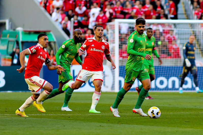 Brasil perde para o Inter em jogo com lances polêmicos