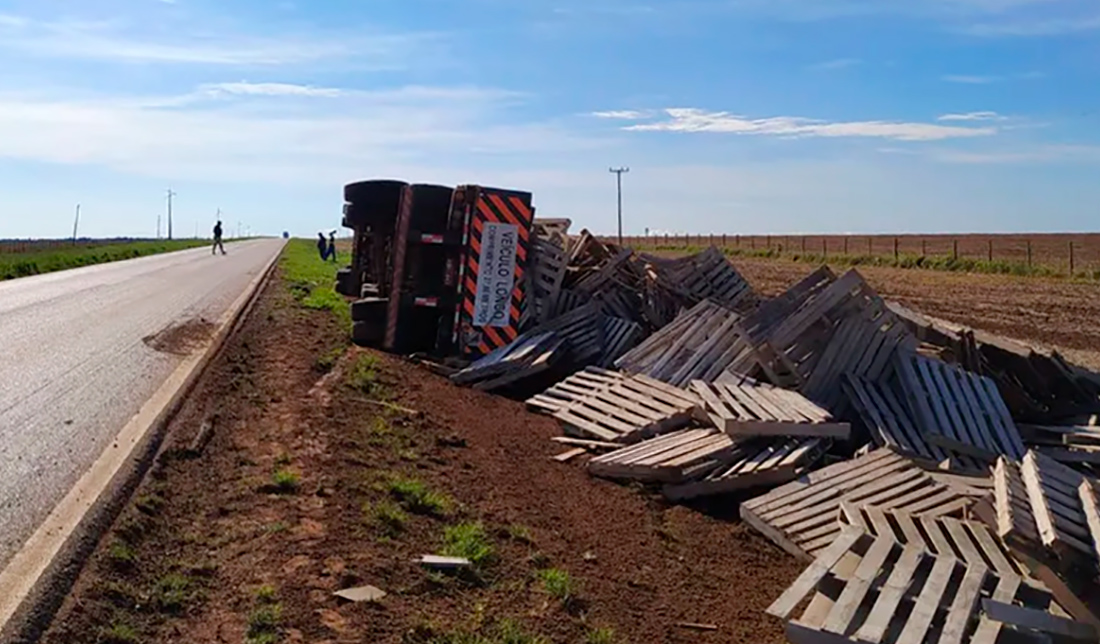 Carreta tomba e deixa carga de eucalipto espalhada pela pista na BR-251 -  Portal MPA