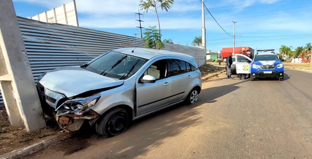 Condutor Perde Controle Sobe Meio Fio Bate Em Placa E Atinge Poste Em Sinop Preso Por 6005