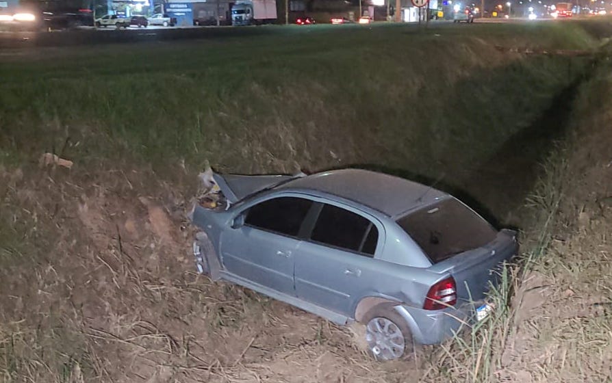 Condutor Desvia De Ciclista Na Br Perde Controle E Carro Cai Em Vala De Escoamento Em Sinop