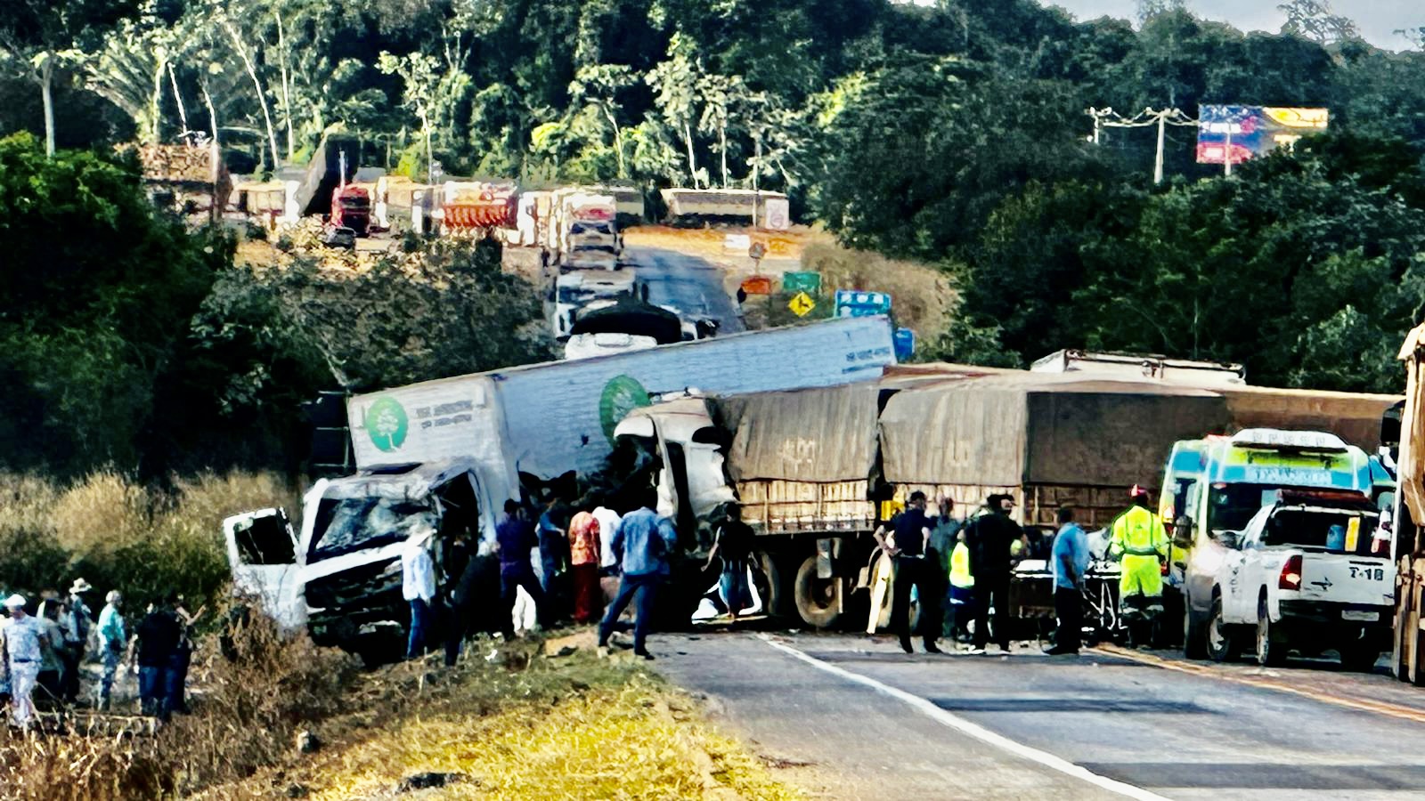 Três Feridos Em Acidente Com Carretas E Caminhões E Br 163 Entre Sinop