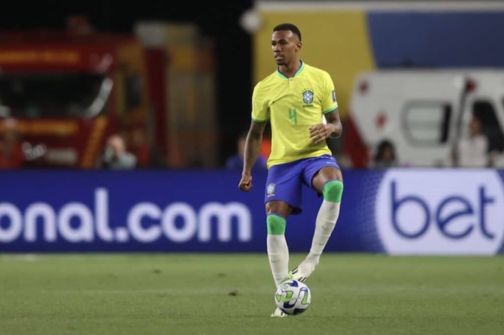 Neymar presenteia Mauro Mendes com camisa; Brasil joga hoje contra