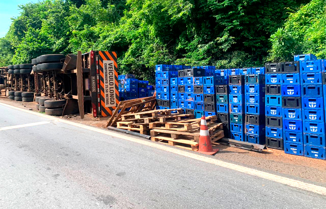 Carreta carregada com caixas de cerveja tomba na BR em Nova Mutum Só Notícias